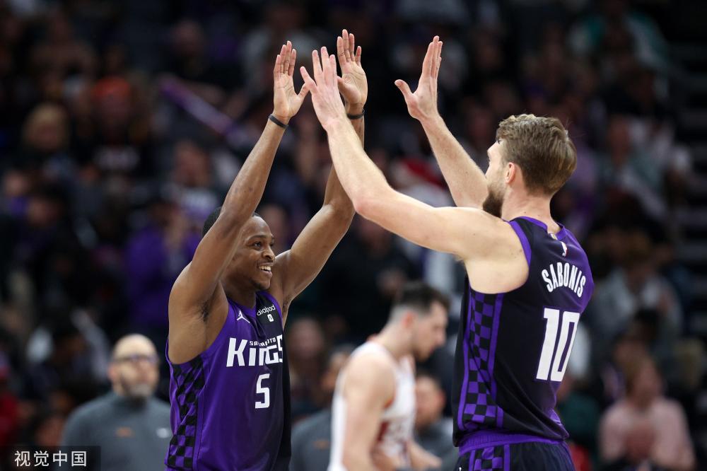 同时保持着 同时保持着