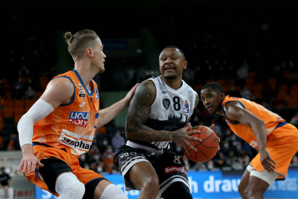 更是刻苦训 更是刻苦训